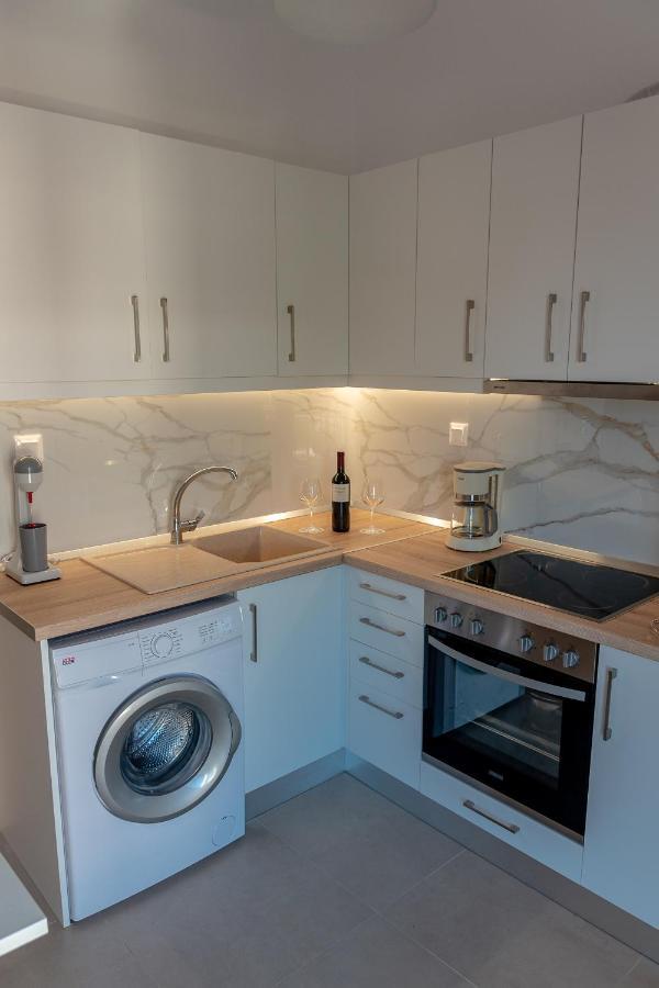 Dimi Seafront Apartment By Rentals Pro Services - ネア・ムダニア エクステリア 写真
