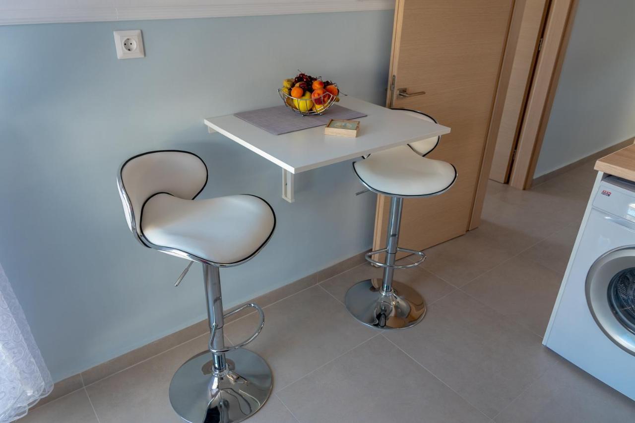 Dimi Seafront Apartment By Rentals Pro Services - ネア・ムダニア エクステリア 写真