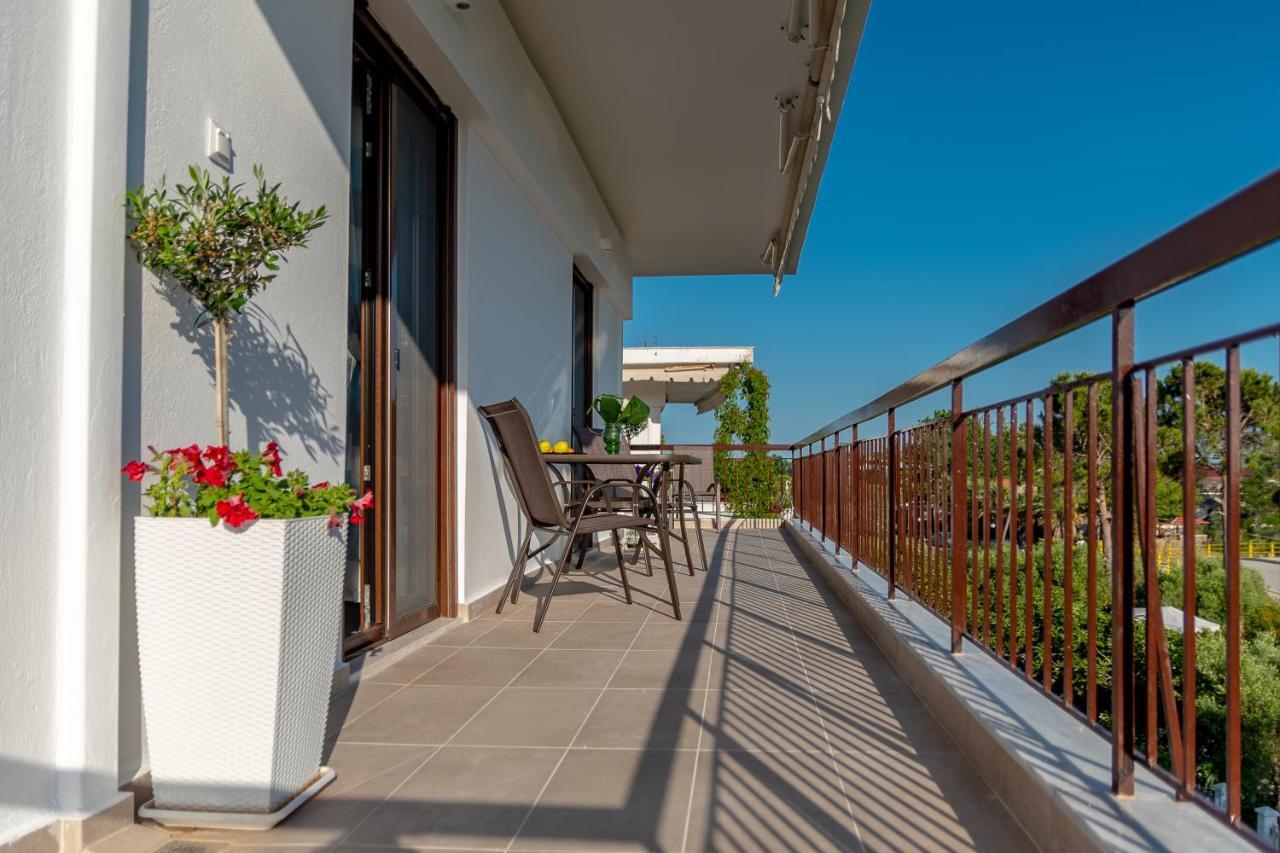 Dimi Seafront Apartment By Rentals Pro Services - ネア・ムダニア エクステリア 写真