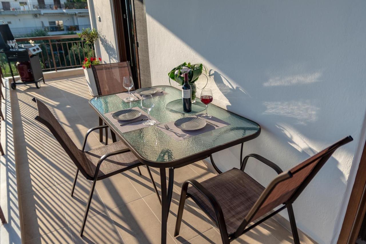 Dimi Seafront Apartment By Rentals Pro Services - ネア・ムダニア エクステリア 写真