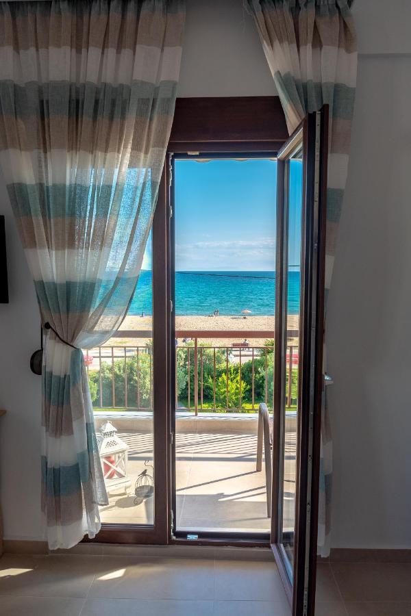 Dimi Seafront Apartment By Rentals Pro Services - ネア・ムダニア エクステリア 写真